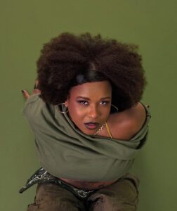 MC Luanna em imagem de perfil artístico