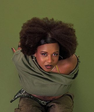 MC Luanna em imagem de perfil artístico